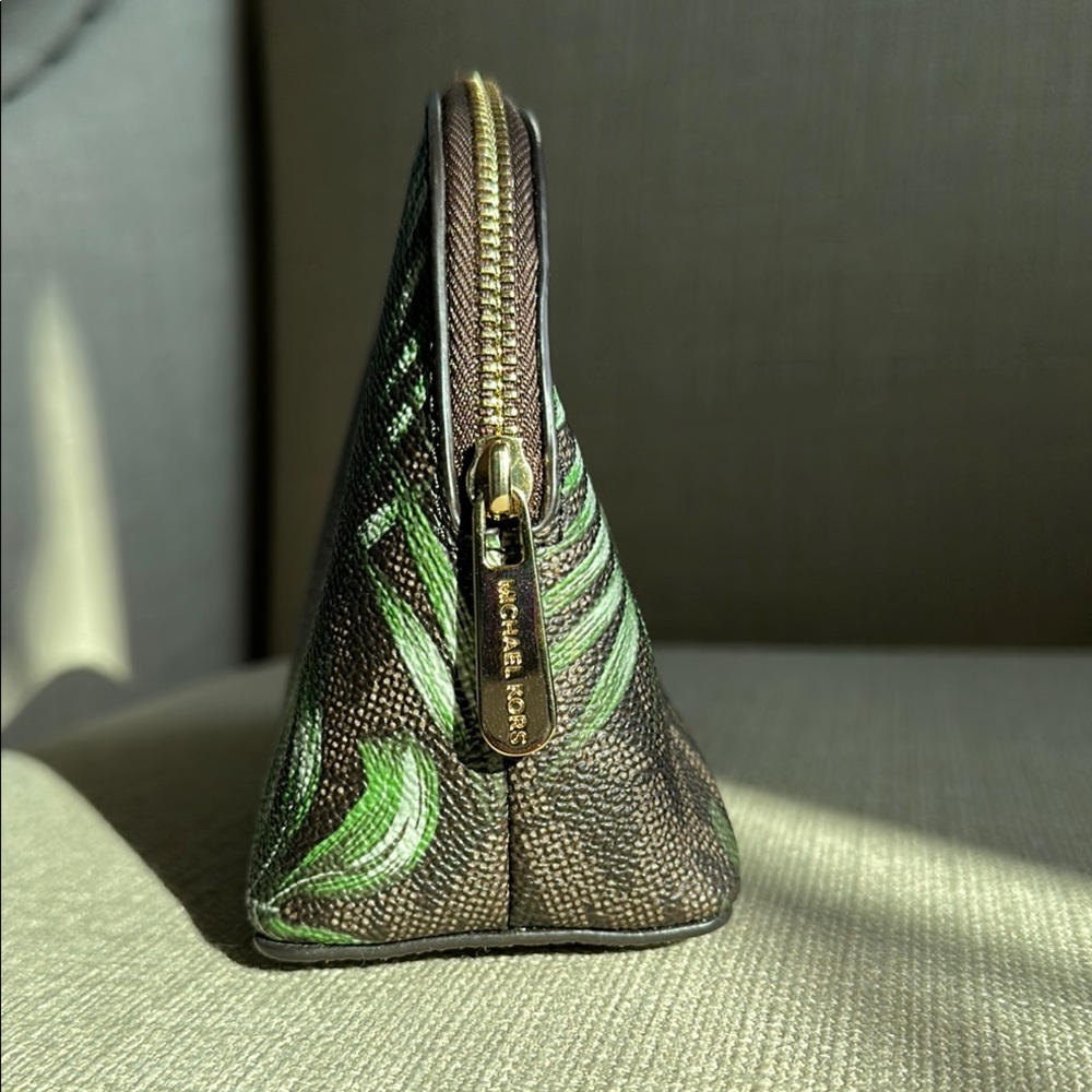 🌿NWOT🌿 Michael Kors Leaf Print Cosmetic Bag - Picture 3 of 8